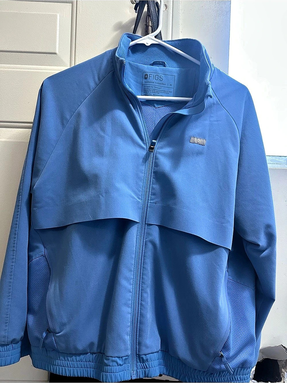 Figs sydney scrub jacket in ceil surgical blue Medium